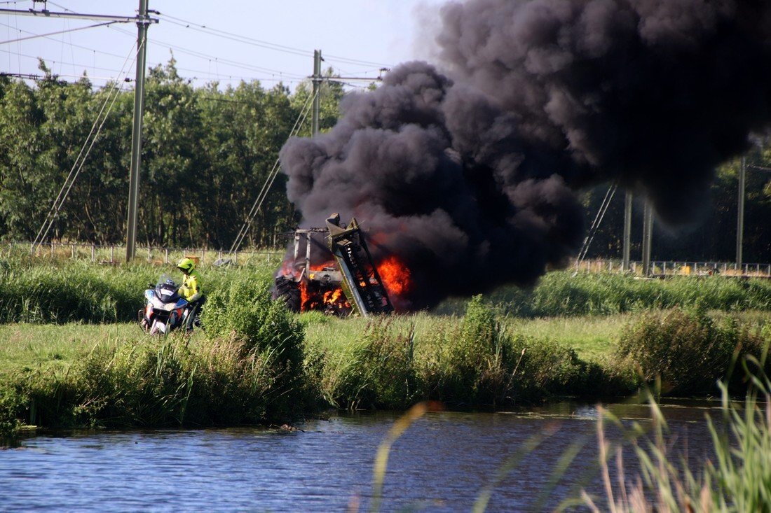 Brandweerwagen bijna te water bij blussen van tractorbrand Leidsevaart Lisse (Video update)